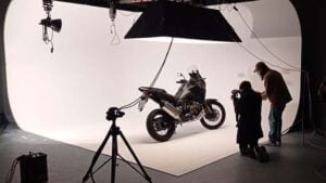 Plato 400 con estudiantes haciendo prácticas