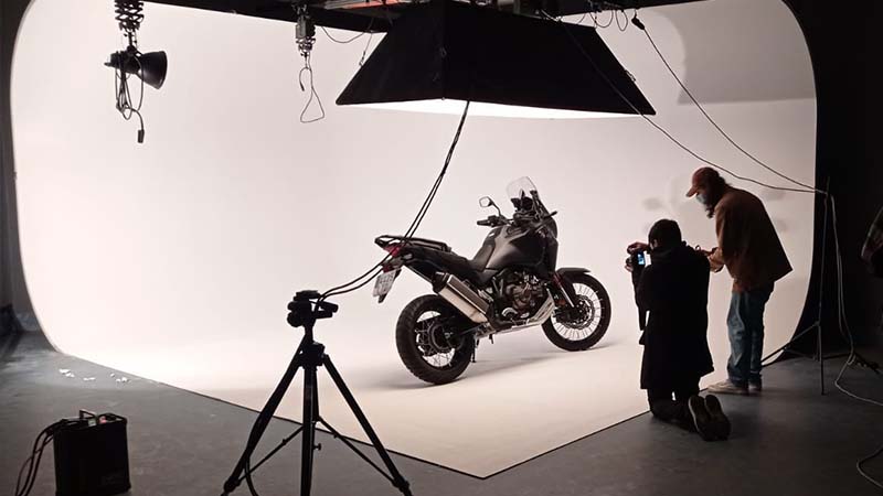 Plato 400 con estudiantes haciendo prácticas